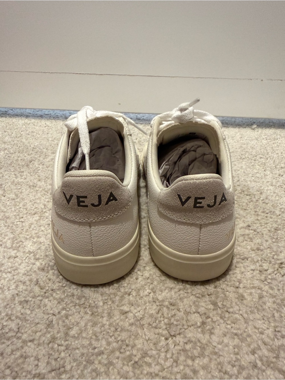 NEW Veja Women’s V-10 Sneakers in White and Cream - Picture 4 of 6